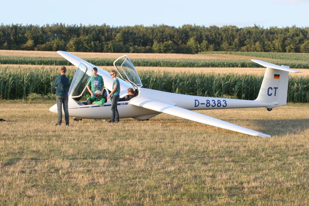 Neuer Doppelsitzer ASK-21 mit Piloten und Flugschülern auf dem Fliegerlager in Saal