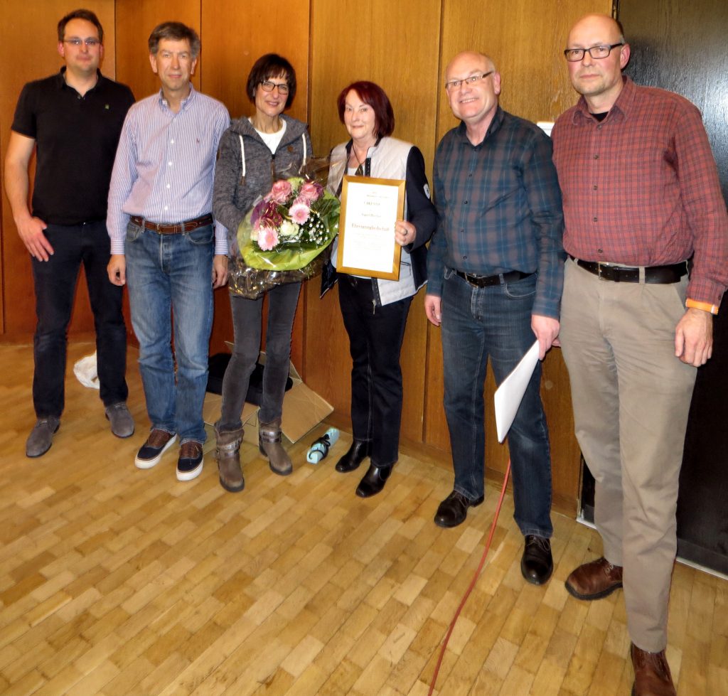 Verein und Vorstand ehrten Ingrid Blecher für ihre Verdienste um Verein und Frauensegelflug